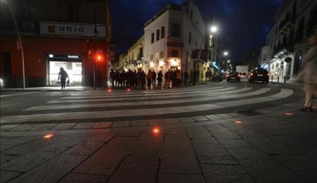 SEMÁFOROS EN LA VEREDA PARA LOS “SMOMBIES”