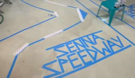 El fanático de la F1 que creó su propio circuito en el sótano