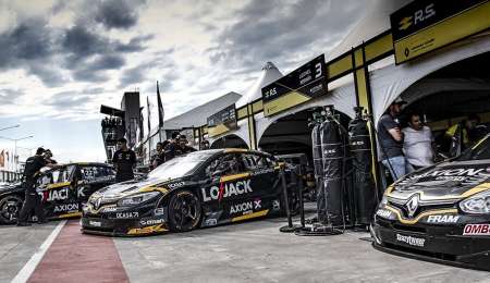 El show de boxes, el show del equipo Renault