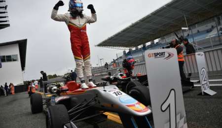 Marcos Siebert corre en Silverstone
