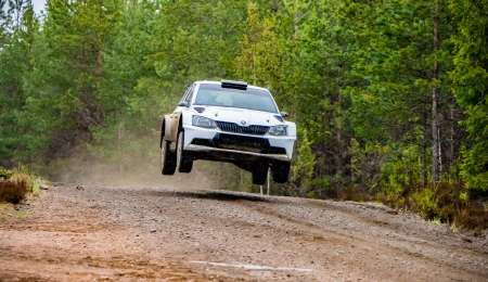 Valtteri Bottas despuntó el vicio arriba de un auto de rally