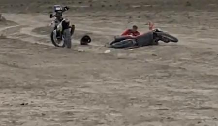 Sam Sunderland se accidentó y Luciano Benavides lo socorrió