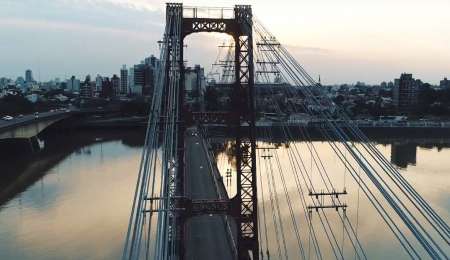 Un auto de carrera cruzó el mítico puente colgante de Santa Fe