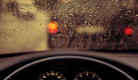 Consejos para manejar debajo de la lluvia