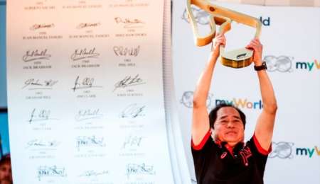 El director de Honda, desconcertado en el podio