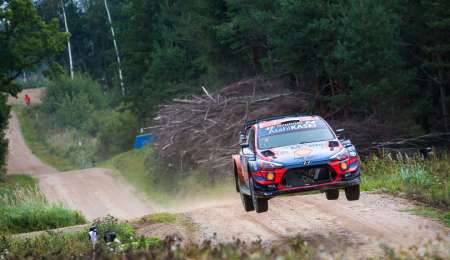 Tänak se hizo fuerte de local y dominó el sábado en Estonia