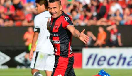 Es balcarceño, futbolista profesional y amante del automovilismo