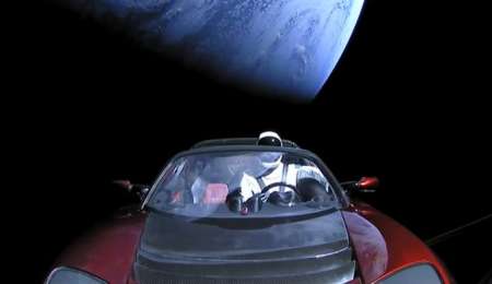 Tesla, el primer auto en órbita, a 41.800 km/h