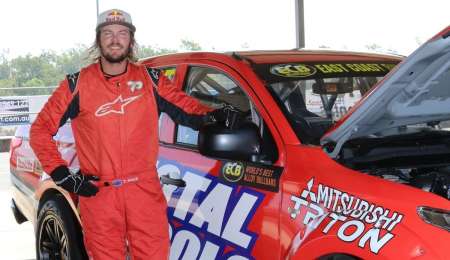 Toby Price debuta en pista de asfalto con una Mitsubishi L200