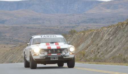 Un Torino está ganando el Gran Premio Argentino Histórico