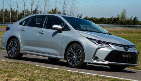Toyota lanzó cinco versiones del nuevo Corolla