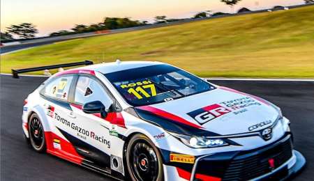 Rossi ya está en Brasil y hoy prueba con el Corolla