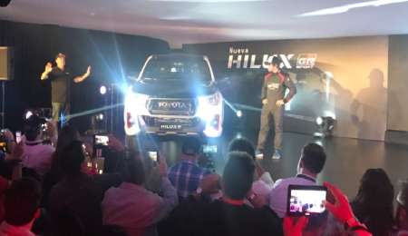 Alonso presentó la nueva Toyota Hilux Gazoo Racing Sport