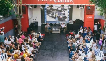 EL "FLACO" DICTÓ CÁTEDRA EN EL ESPACIO CLARÍN