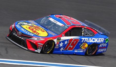 Nascar: Truex se iluminó en la noche de Richmond