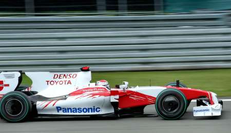 Toyota dona un Fórmula 1 para la Cruz Roja