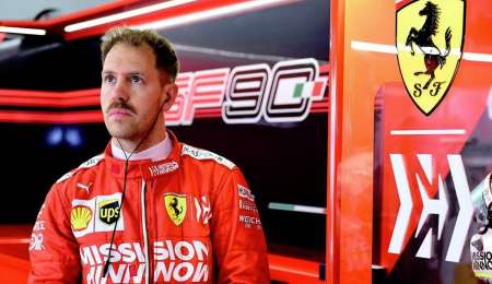 Vettel se bajó de su auto y ayudó a una persona en silla de ruedas