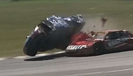 Como en Nascar: autos que tomaron vuelo en Argentina