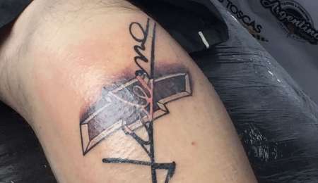 El tatuaje que se realizó en los boxes de los 1000 kilómetros