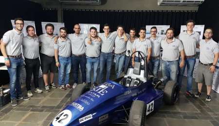 Alumnos armaron un auto de carrera para competir en el exterior