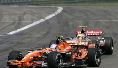 Debutó en F1, largó último y quedó puntero en la primera vuelta