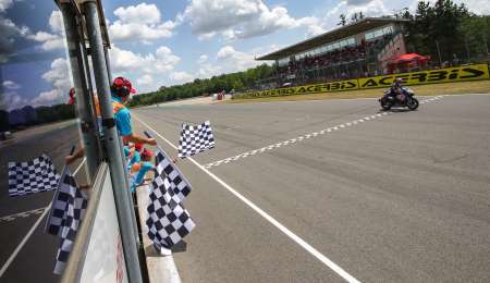 WorldSBK: 1-2 de Yamaha con Lowes y Van der Mark al frente 