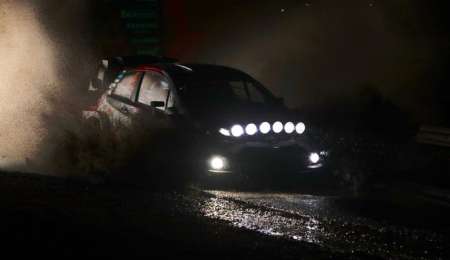 Kris Meeke brilló en la noche galesa