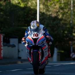 Peter Hickman gana la primera batalla en el Road Race de la Isla de Man