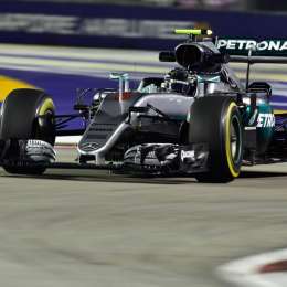 Rosberg los mira de arriba