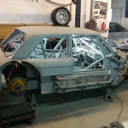 Agasajan a Werner restaurando uno de sus autos