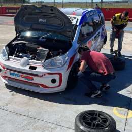 El líder de Clase 2 con auto nuevo