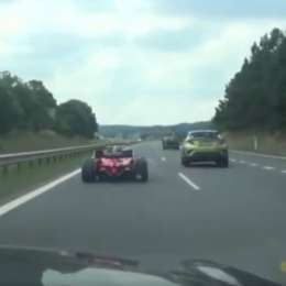 VIDEO: ¡insólito! Un auto de carrera por la autopista