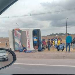 VIDEO: accidente fatal de un micro de Boca a metros del autódromo en Mendoza