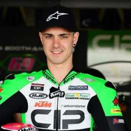 VIDEO INCREÍBLE: un mecánico a las patadas con su piloto de Moto3