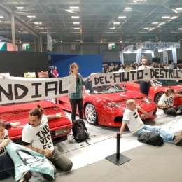 VIDEO: F1: ambientalistas protestan pegados a unas Ferrari