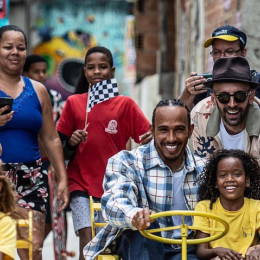 Lewis Hamilton se metió en una favela antes del Gran Premio de Interlagos de F1 en Brasil