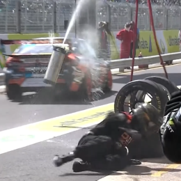 VIDEO: una escena dantesca en los boxes del Supercars