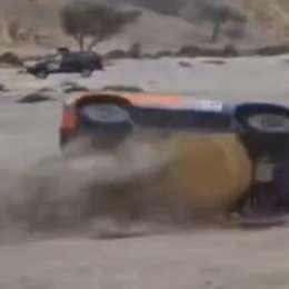 VIDEO: impactante vuelco tras un salto en la Etapa 1 del Dakar 2023