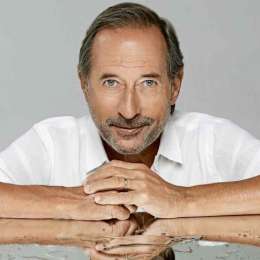 Video: una mujer quiso atacar a Guillermo Francella a la salida del teatro Gran Rex