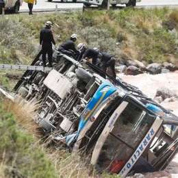Tragedia en Perú: un colectivo cayó a un precipicio y fallecieron 25 personas