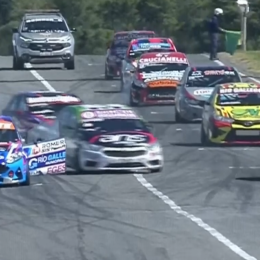 Turismo Nacional: abrió la puerta en la largada y lo esquivaron de milagro