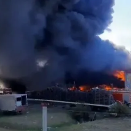 ¡Terrible! Un feroz incendio azotó a un depósito de neumáticos en Moreno