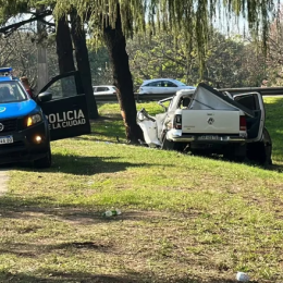 Accidente fatal en Lugano: un hombre falleció tras impactar su camioneta con un árbol