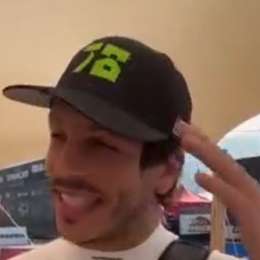 Manu Sapag apareció en los boxes de La Rioja con una gorra de Canapino