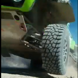 El piloto que pisó con su auto un celular y busca a su dueño para restituirlo