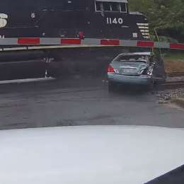 Un auto quedó destrozado por el paso del tren