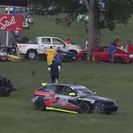 Escalofriante accidente en el que la piloto salió despedida 