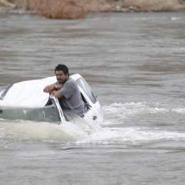 ¿Cómo salir de un auto que cayó al agua?