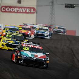 Baptista ganó la carrera dos y Rossi estuvo complicado