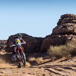 Benavides mantiene el ritmo y sigue en la pelea